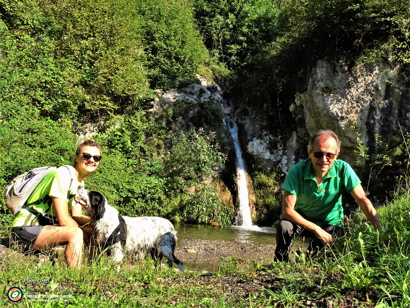 40 Libera da piante, ben visibile la bella cascatella di Carubbo.JPG